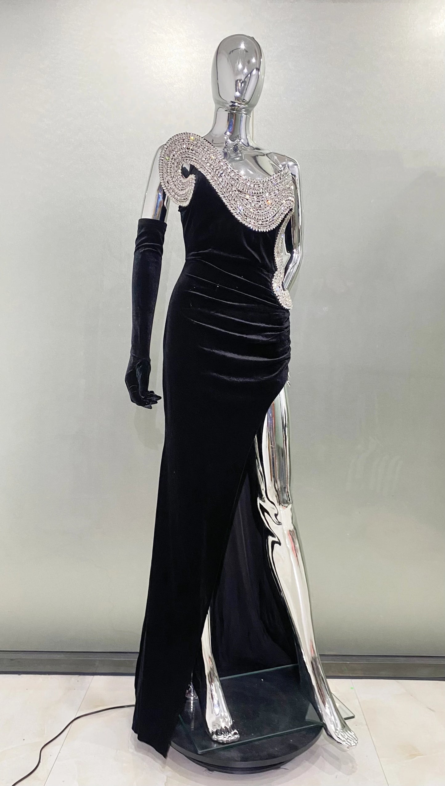 Velvet Night Dress – Senza Spalline, Lungo, Iconico