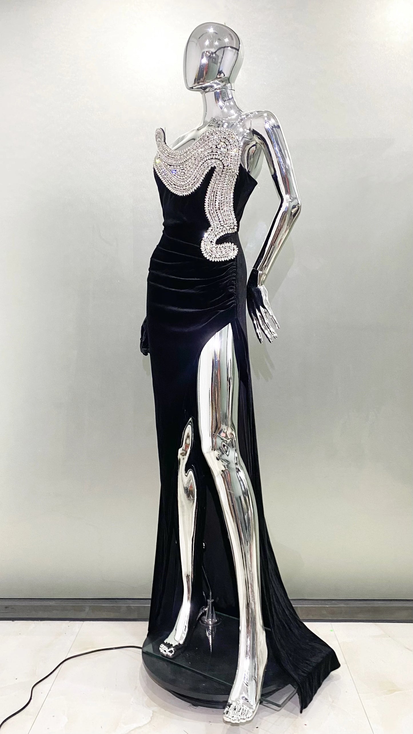 Velvet Night Dress – Senza Spalline, Lungo, Iconico